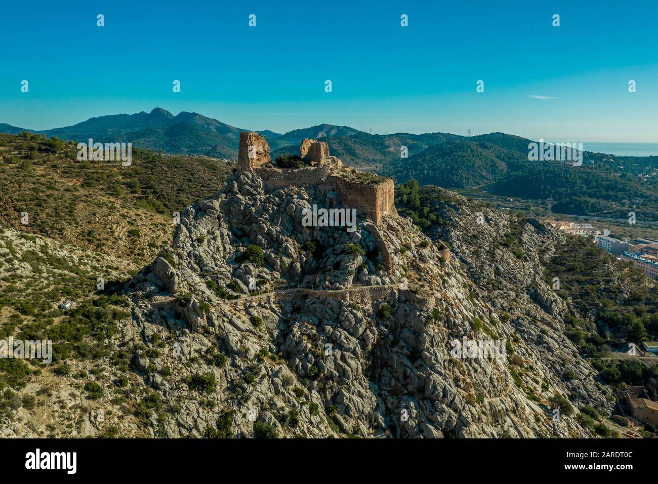 Veduta aerea del castello medievale gotico Borriol collina rovina vicino Castellon Spagna con cielo blu Foto Stock