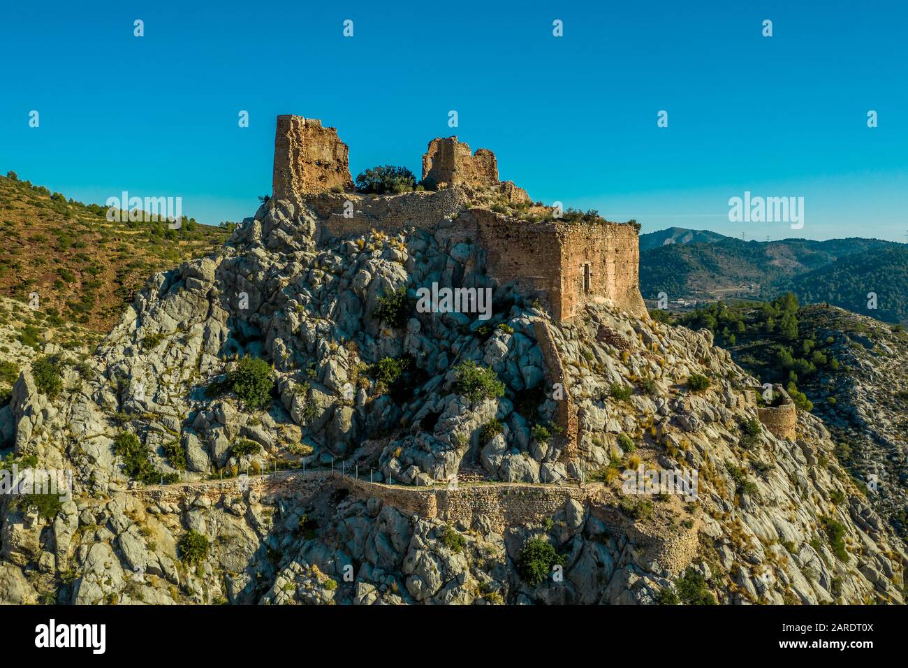 Veduta aerea del castello medievale gotico Borriol collina rovina vicino Castellon Spagna con cielo blu Foto Stock