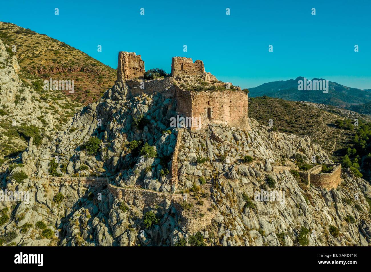 Veduta aerea del castello medievale gotico Borriol collina rovina vicino Castellon Spagna con cielo blu Foto Stock
