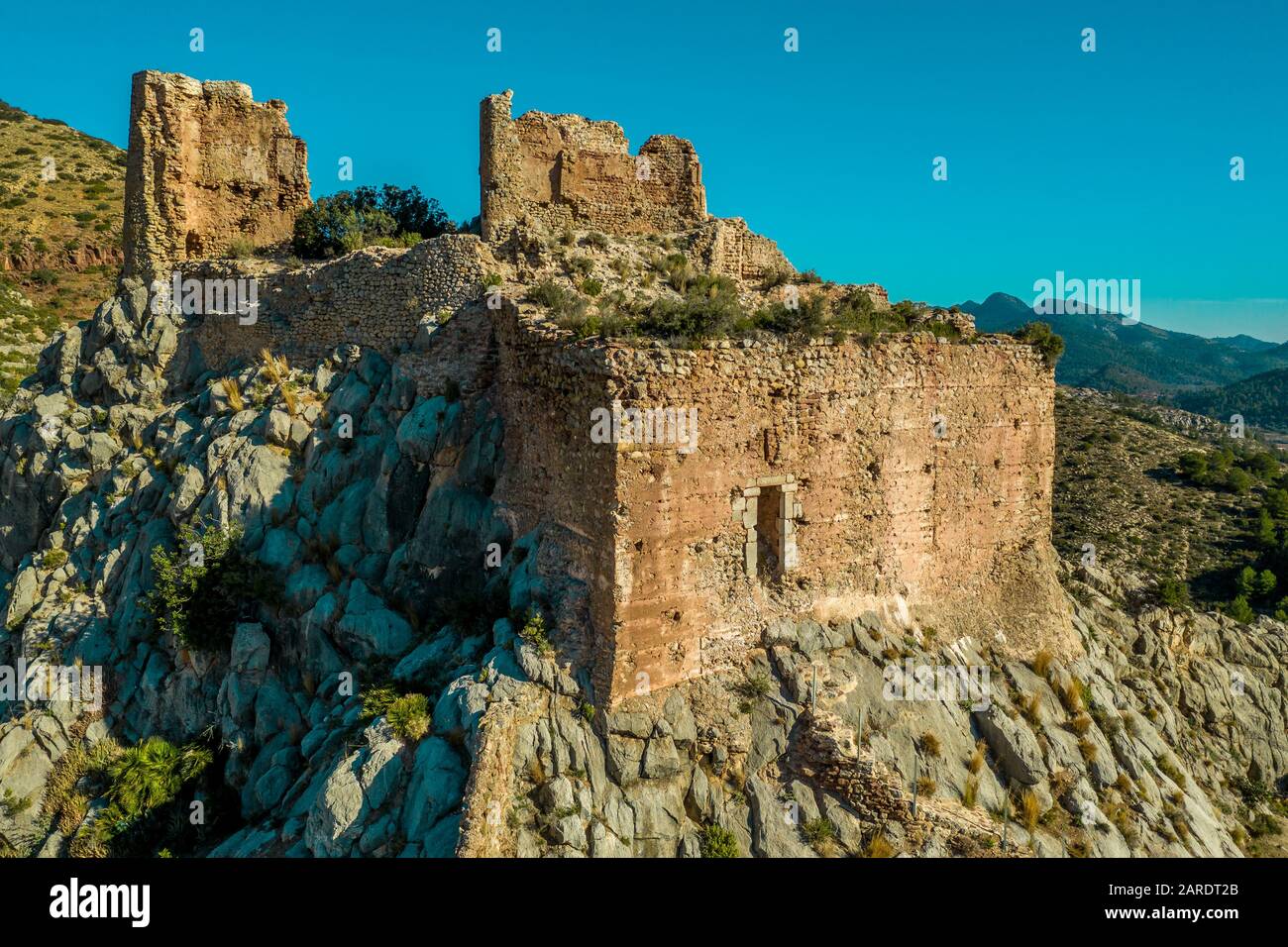 Veduta aerea del castello medievale gotico Borriol collina rovina vicino Castellon Spagna con cielo blu Foto Stock