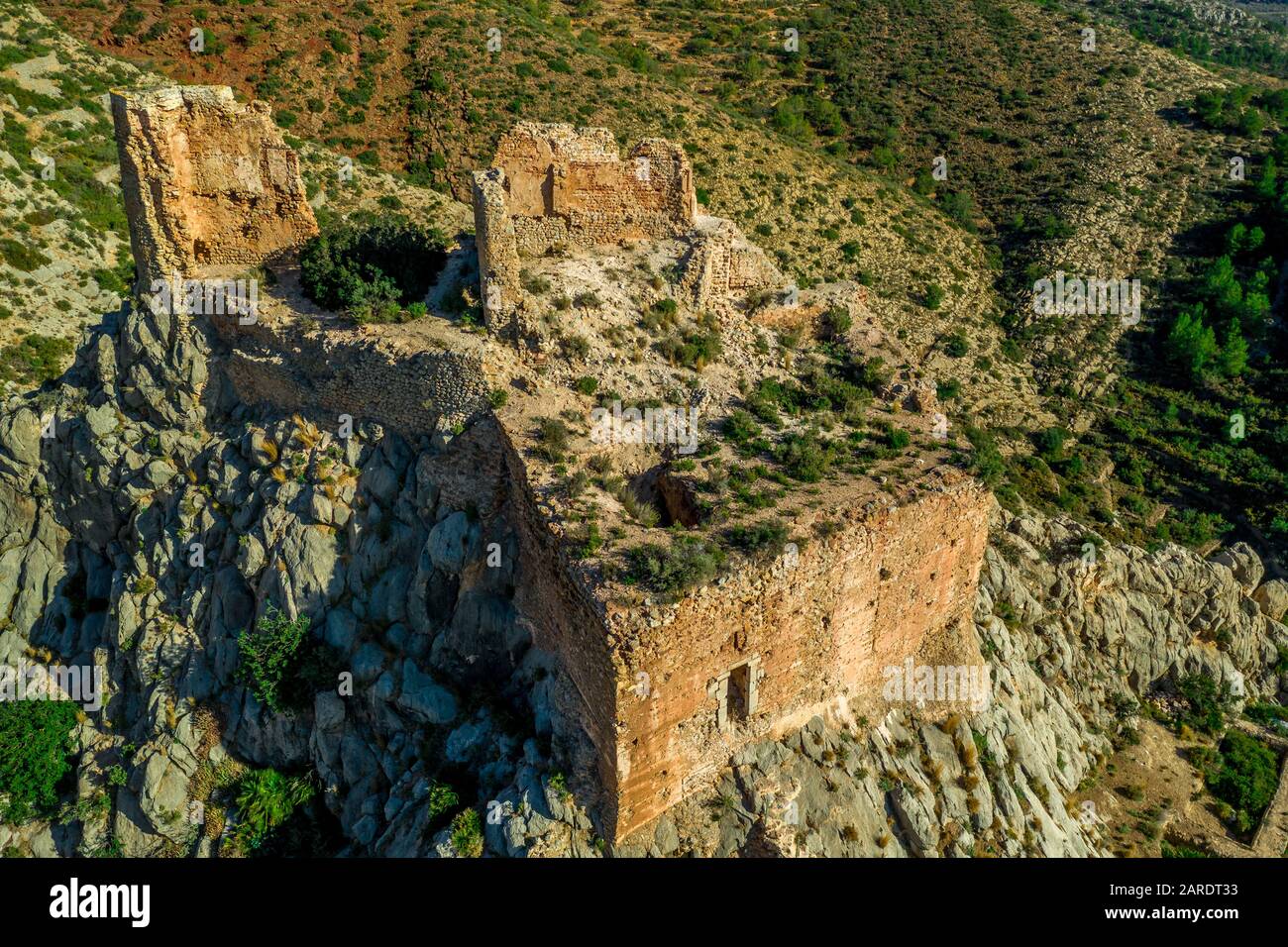 Veduta aerea del castello medievale gotico Borriol collina rovina vicino Castellon Spagna con cielo blu Foto Stock
