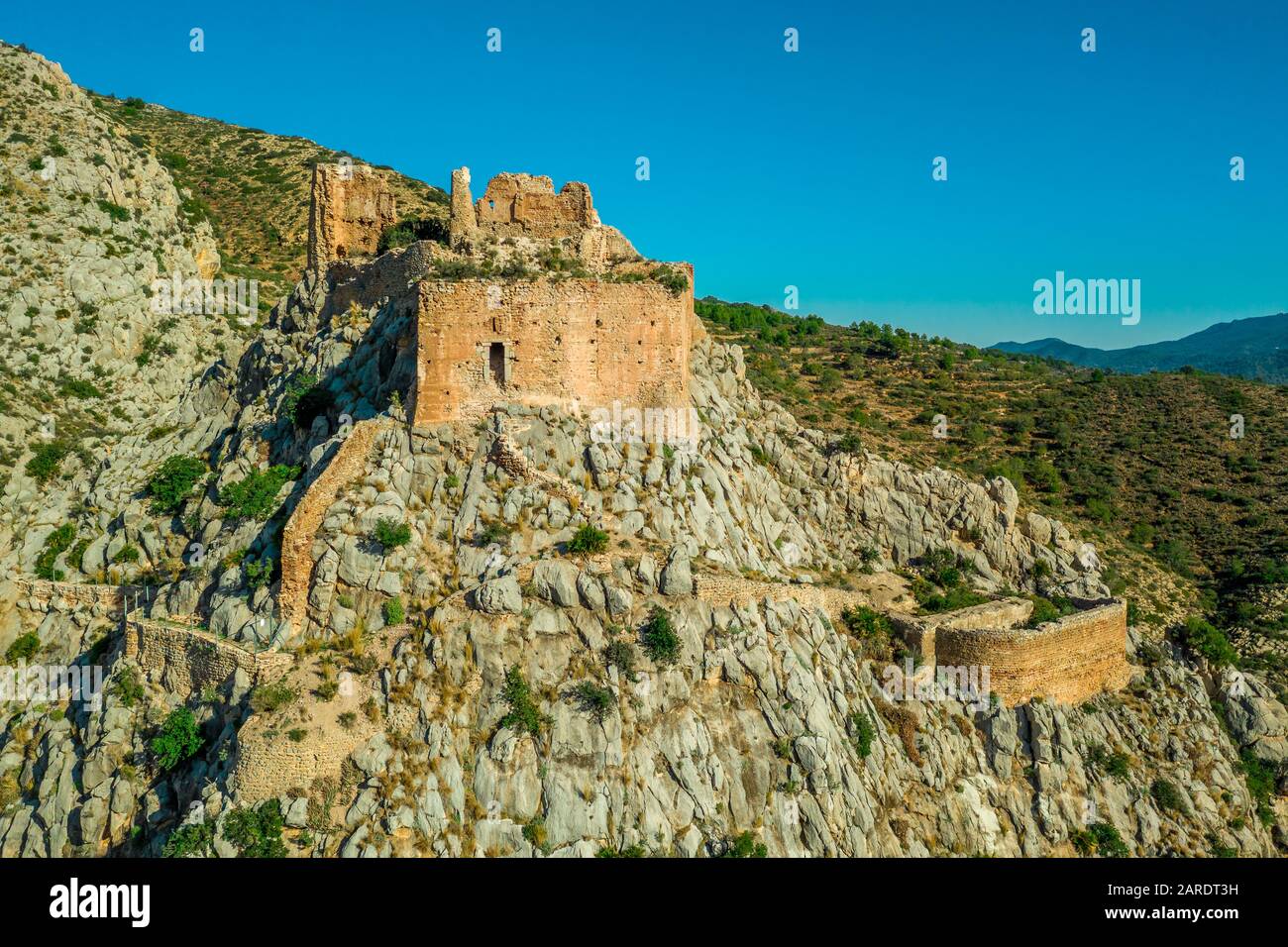 Veduta aerea del castello medievale gotico Borriol collina rovina vicino Castellon Spagna con cielo blu Foto Stock