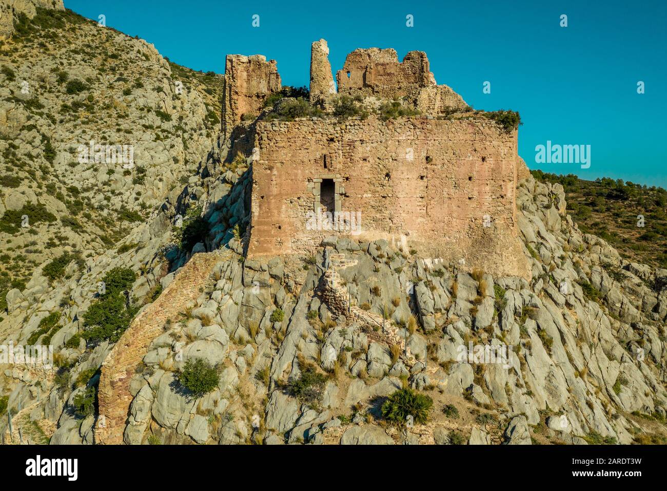 Veduta aerea del castello medievale gotico Borriol collina rovina vicino Castellon Spagna con cielo blu Foto Stock