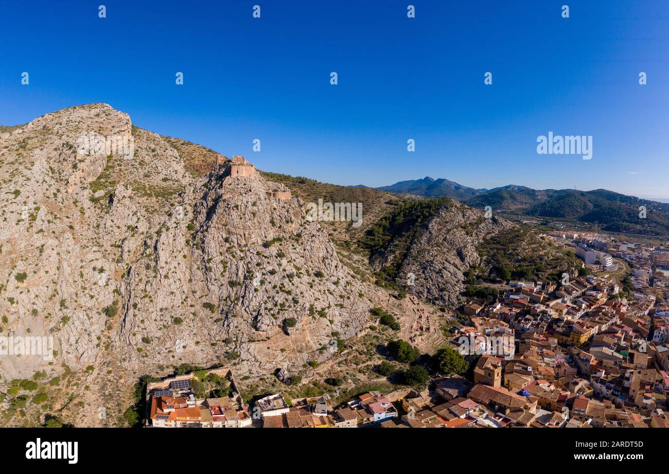 Veduta aerea del castello medievale gotico Borriol collina rovina vicino Castellon Spagna con cielo blu Foto Stock