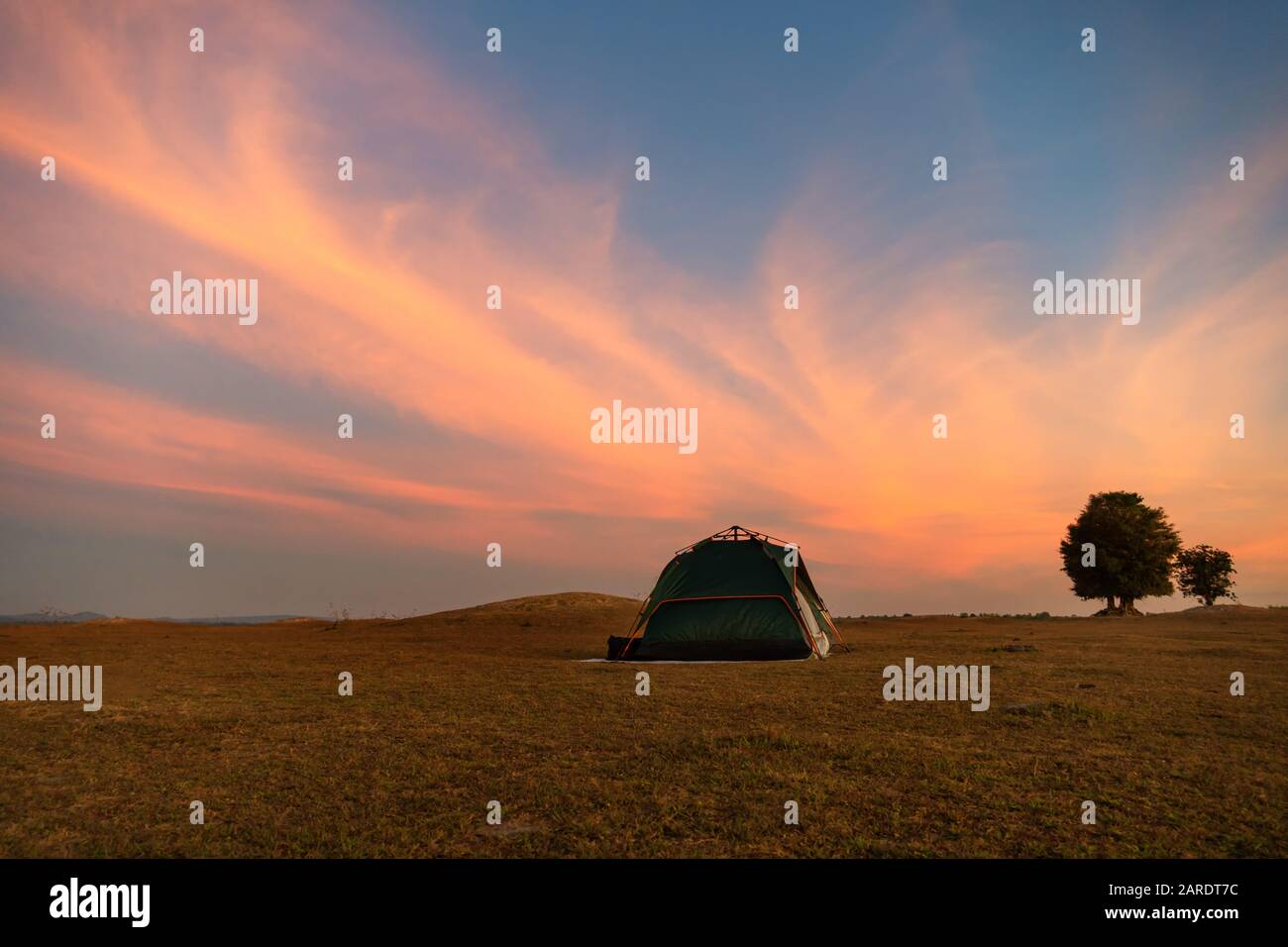 Tenda il giorno del campeggio e bello cielo cloudscape Foto Stock