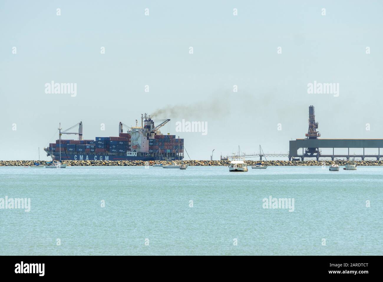 Nave con container in partenza dal porto di Townsville, North Queensland, QLD Australia Foto Stock
