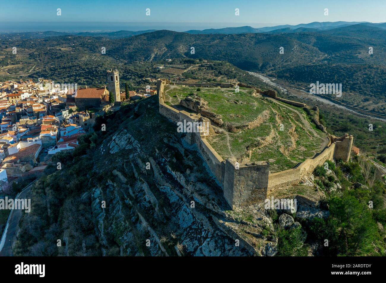 Veduta aerea del castello di Cervera del Maestre con rovine di edifici interni scavati resti circondati da una parete esterna parzialmente restaurata di origine araba Foto Stock