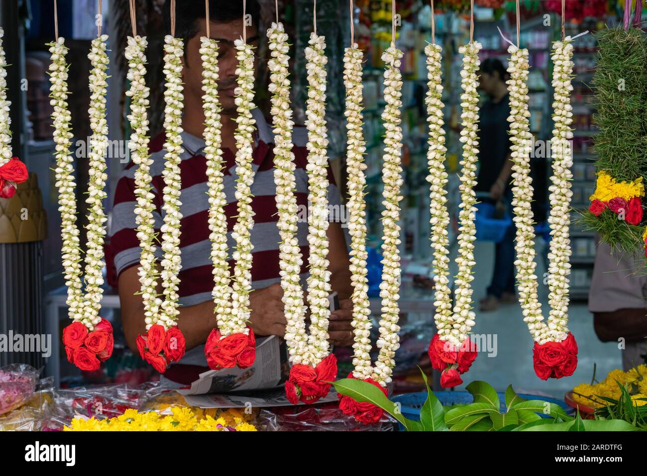 Singapore, Singapore - Gennaio il 22nd, 2020 : stallo dei fiori che vende garlands per l'offerta del tempiale al tempiale Piccolo dell'India Foto Stock