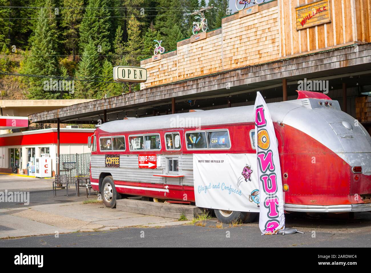Un autobus d'epoca pubblicizza un caffè drive-in retrò e una caffetteria nella storica città di Wallace, Idaho, Stati Uniti nella Silver Valley Foto Stock