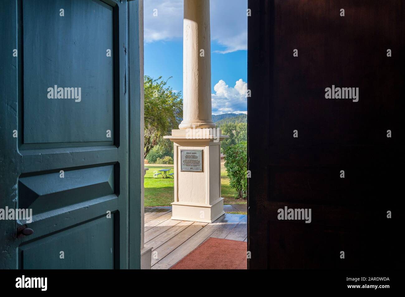 Vista attraverso una porta aperta dall'interno della Missione Cataldo nell'Old Mission state Park nell'area della Silver Valley di Idaho, Stati Uniti. Foto Stock