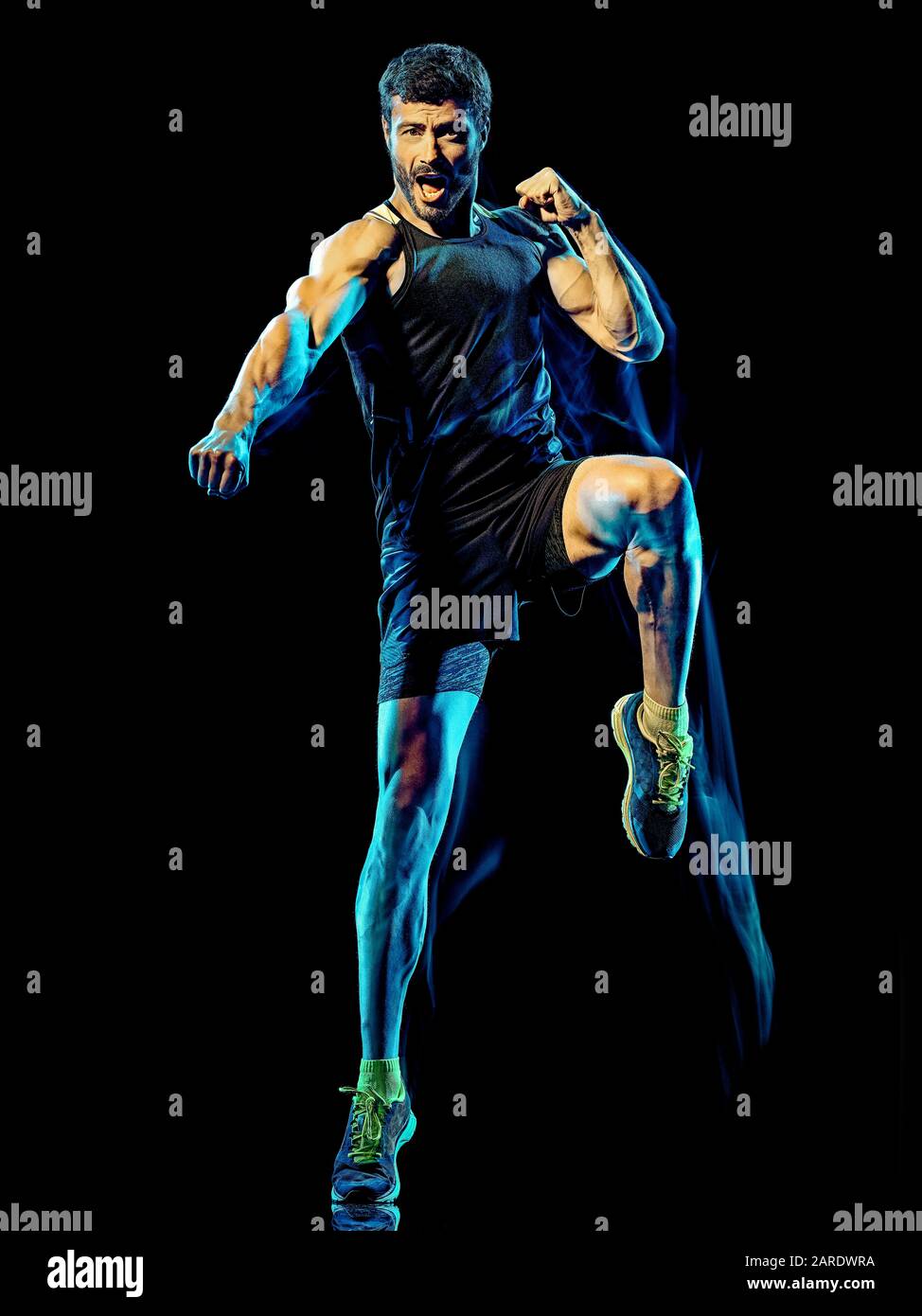 Un lettore caucasica uomo esercizio cardio fitness boxing esercizio combattimento corpo studio shot isolato su sfondo nero con luce di verniciatura effetto di sfocatura Foto Stock