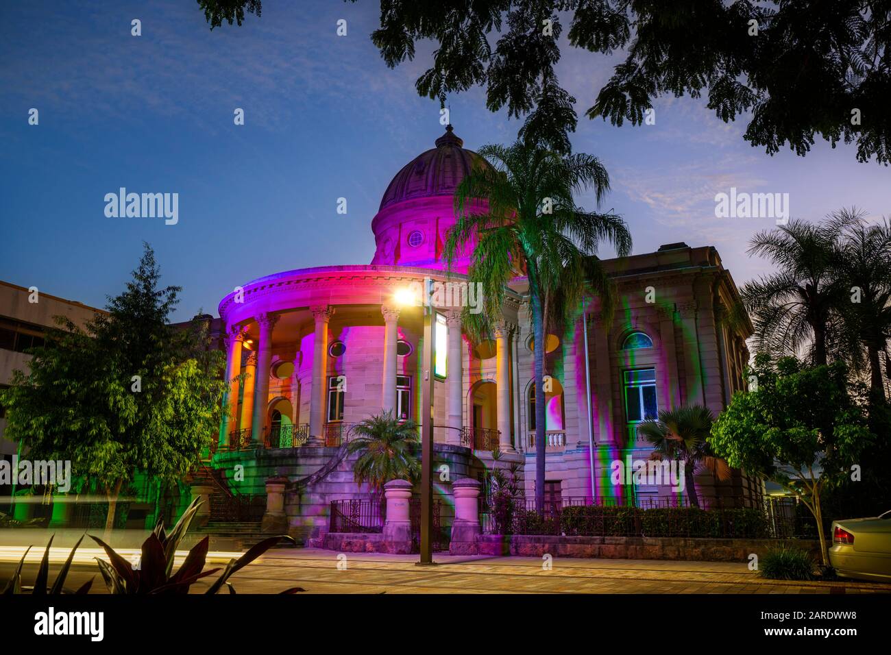 La Custom House, patrimonio storico di Rockhampton, è illuminata di notte da luci colorate come parte del progetto di rivitalizzazione Riverside. Foto Stock