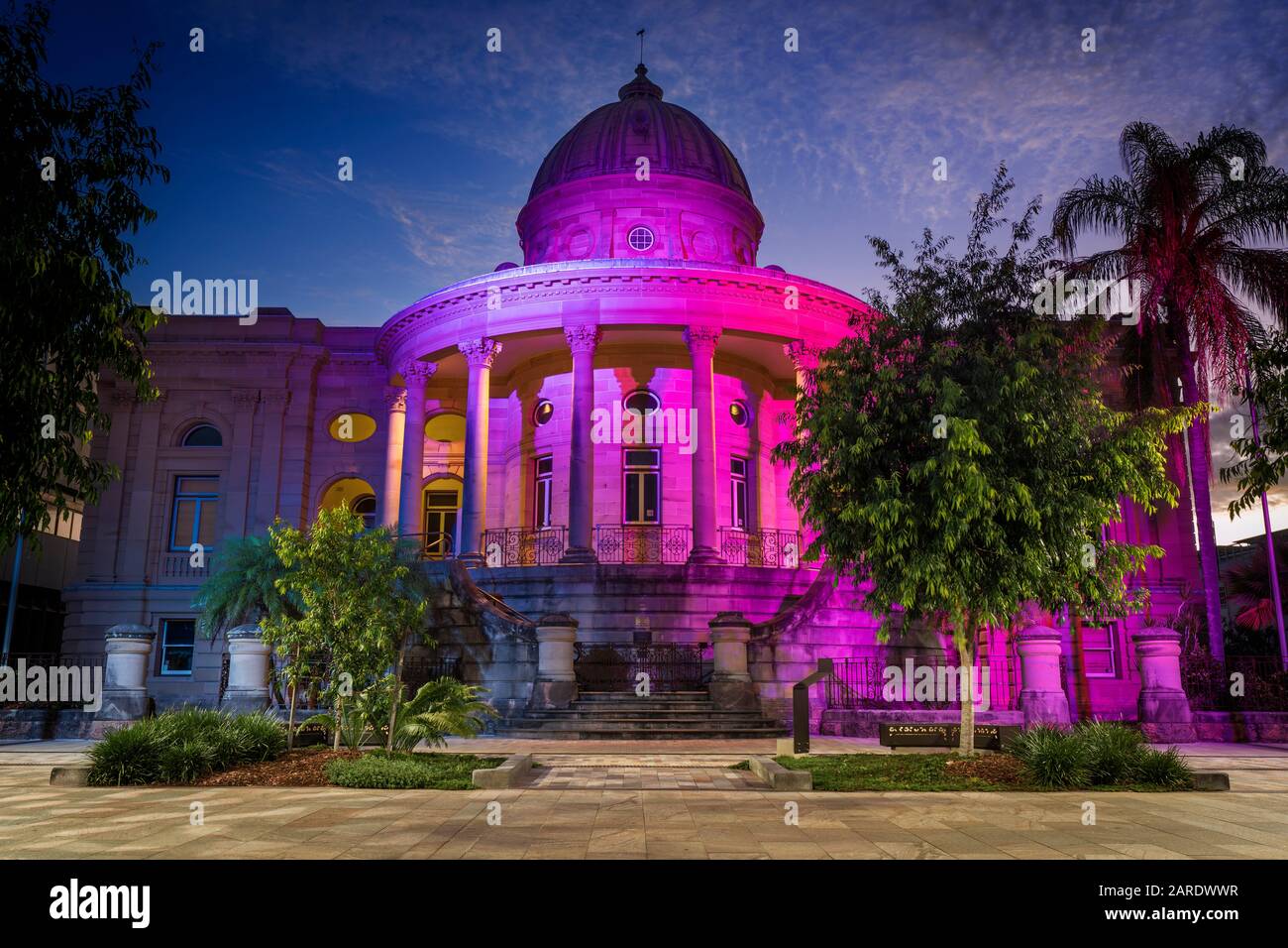 La Custom House, patrimonio storico di Rockhampton, è illuminata di notte da luci colorate come parte del progetto di rivitalizzazione Riverside. Foto Stock