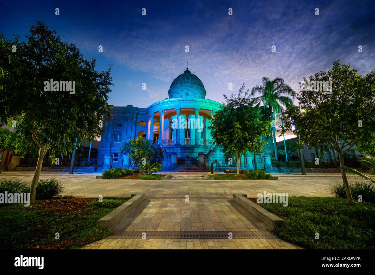 La Custom House, patrimonio storico di Rockhampton, è illuminata di notte da luci colorate come parte del progetto di rivitalizzazione Riverside. Foto Stock