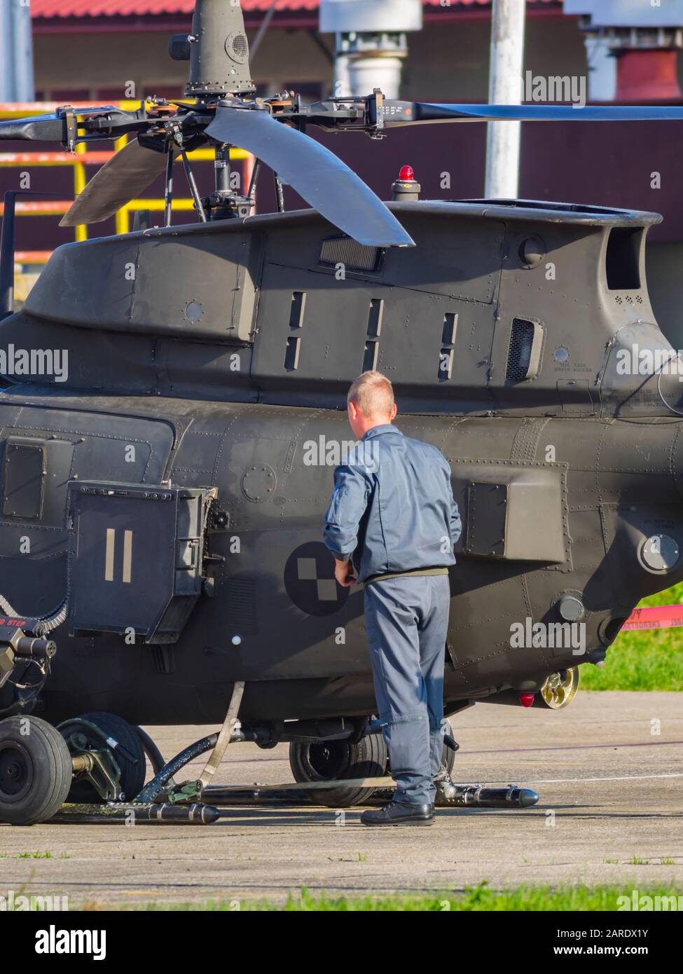 Kiowa Warrior OH-58D elicottero OH58D HRZ meccanico dell'aeronautica croata in piedi vicino al telaio dell'aria Foto Stock