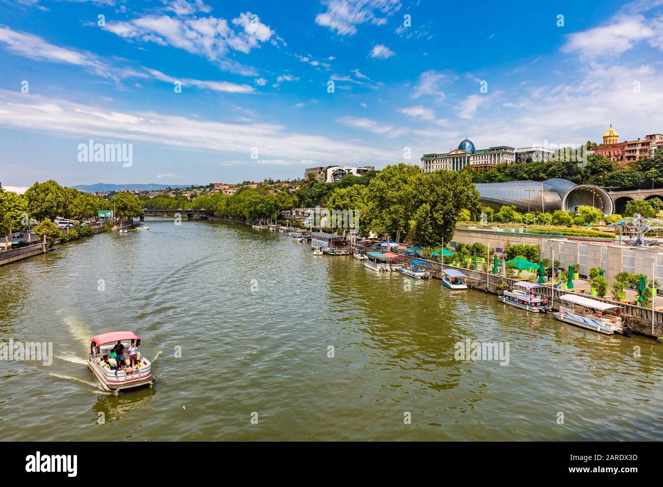 Tbilisi , Georgia - 25 agosto 2019 : Tbilisi e Kuri città capitale del paesaggio urbano del fiume Georgia Europa orientale Foto Stock