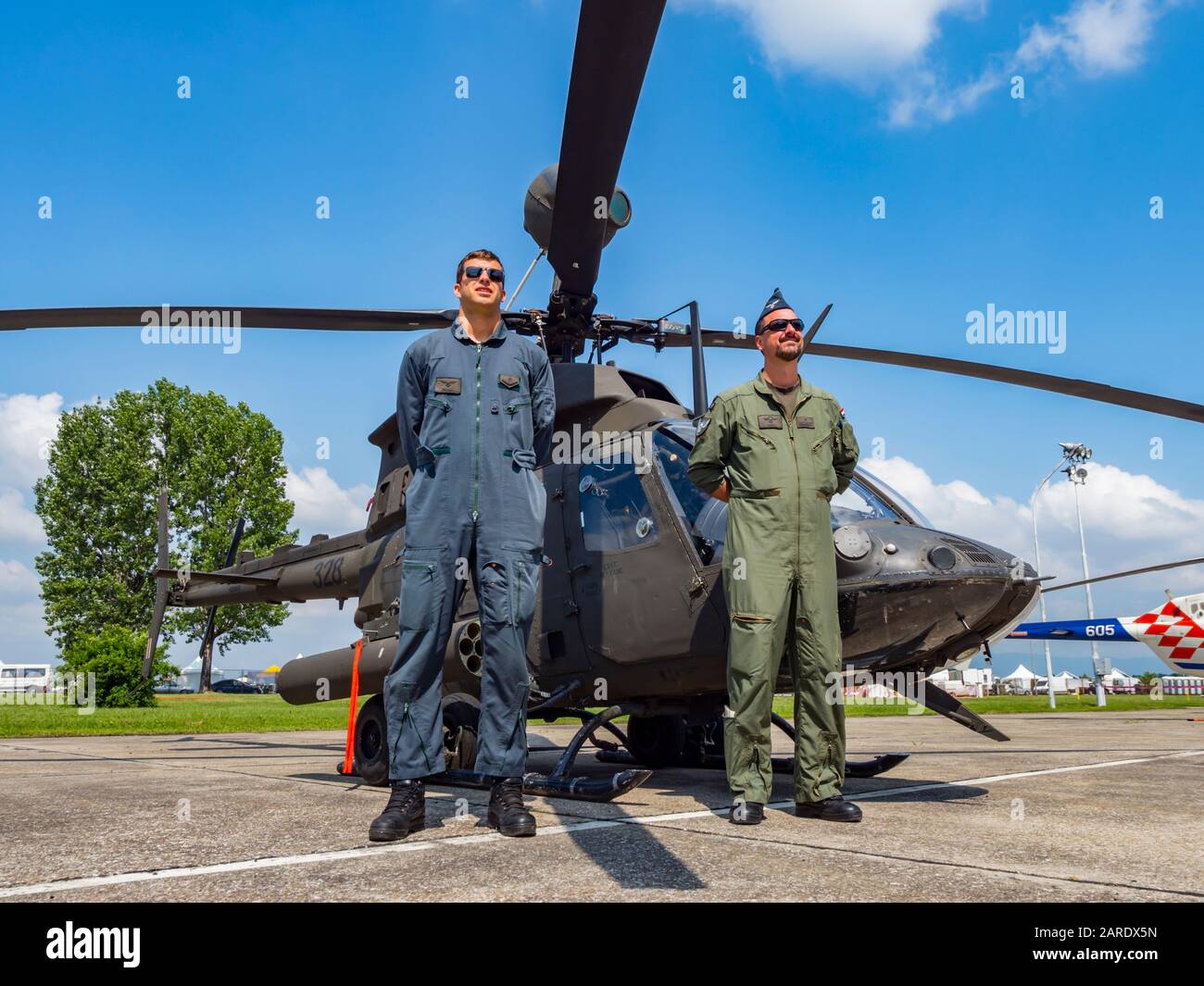 Kiowa Warrior OH-58D elicottero OH58D HRZ equipaggio croato dell'aeronautica che posa in piedi Foto Stock