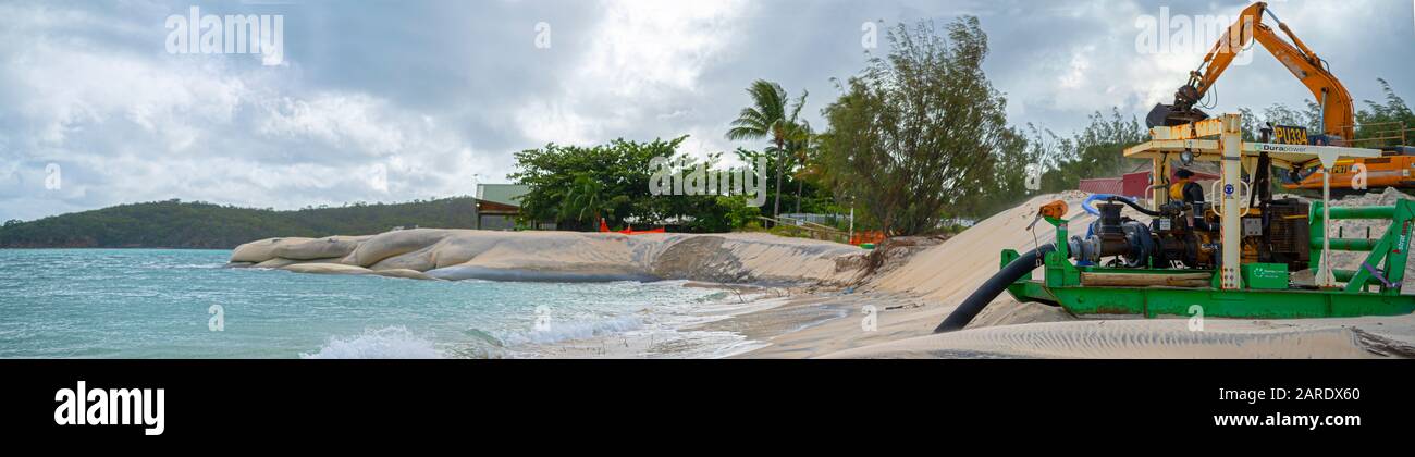 Macchinari pesanti che spostano sabbia per ricostruire le dune e stabilizzare l'erosione della spiaggia su Great Keppel Island, Queensland Foto Stock