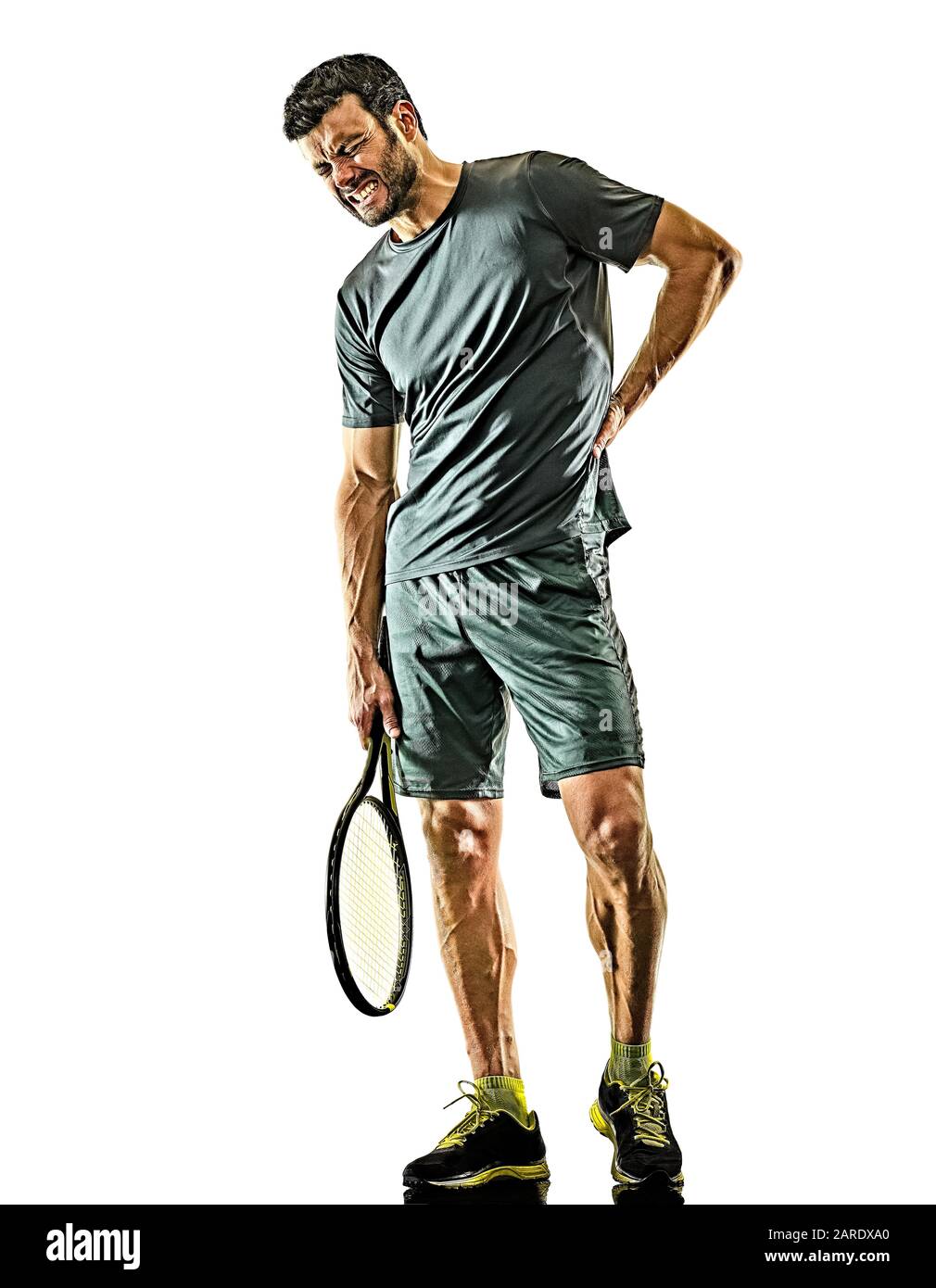 un caucasico maturo giocatore di tennis uomo dolore fisico lesione in studio isolato su sfondo bianco Foto Stock
