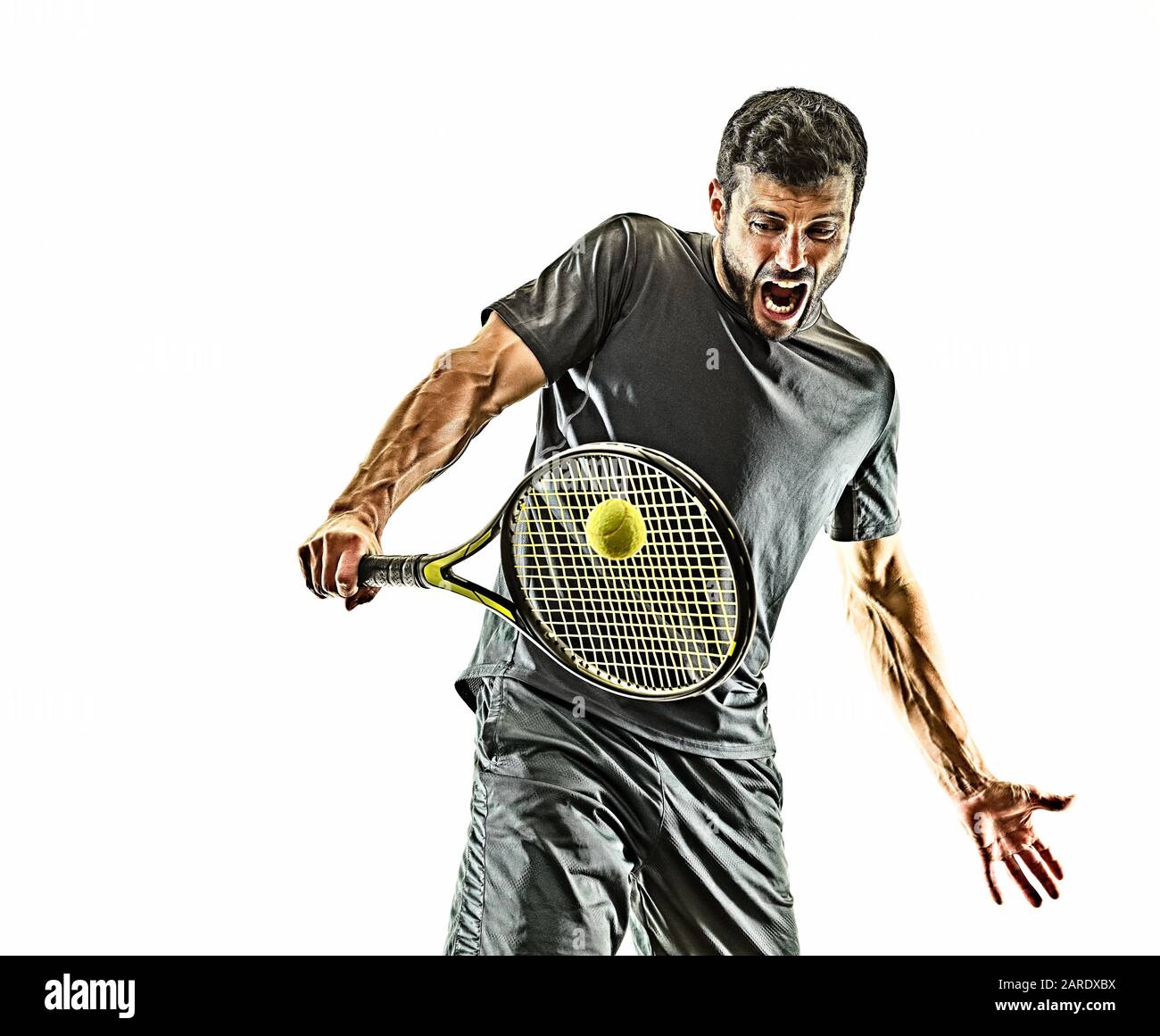 un caucasico maturo giocatore di tennis uomo backhand ritratto vita in studio isolato su sfondo bianco Foto Stock