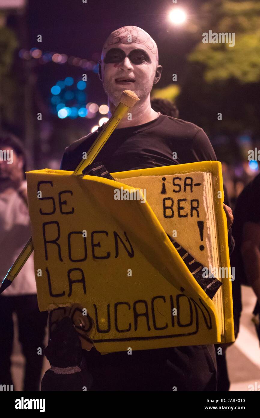 Halloween, marzo 2018. Il movimento studentesco ha richiesto un maggiore investimento dello Stato nelle università pubbliche colombiane e si riunisce Foto Stock