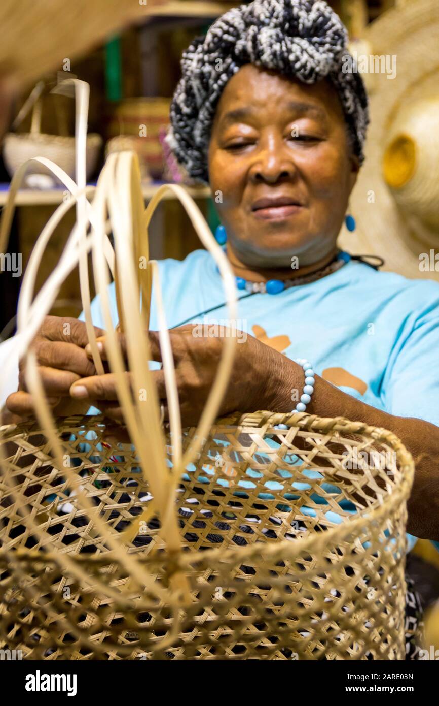 Donna afro-colombiana che sta tessendo un cesto di palma. Il Festival Petronio Alvarez è dedicato alla cultura, al folklore e alla tradizione afrodiscendente del C. Foto Stock