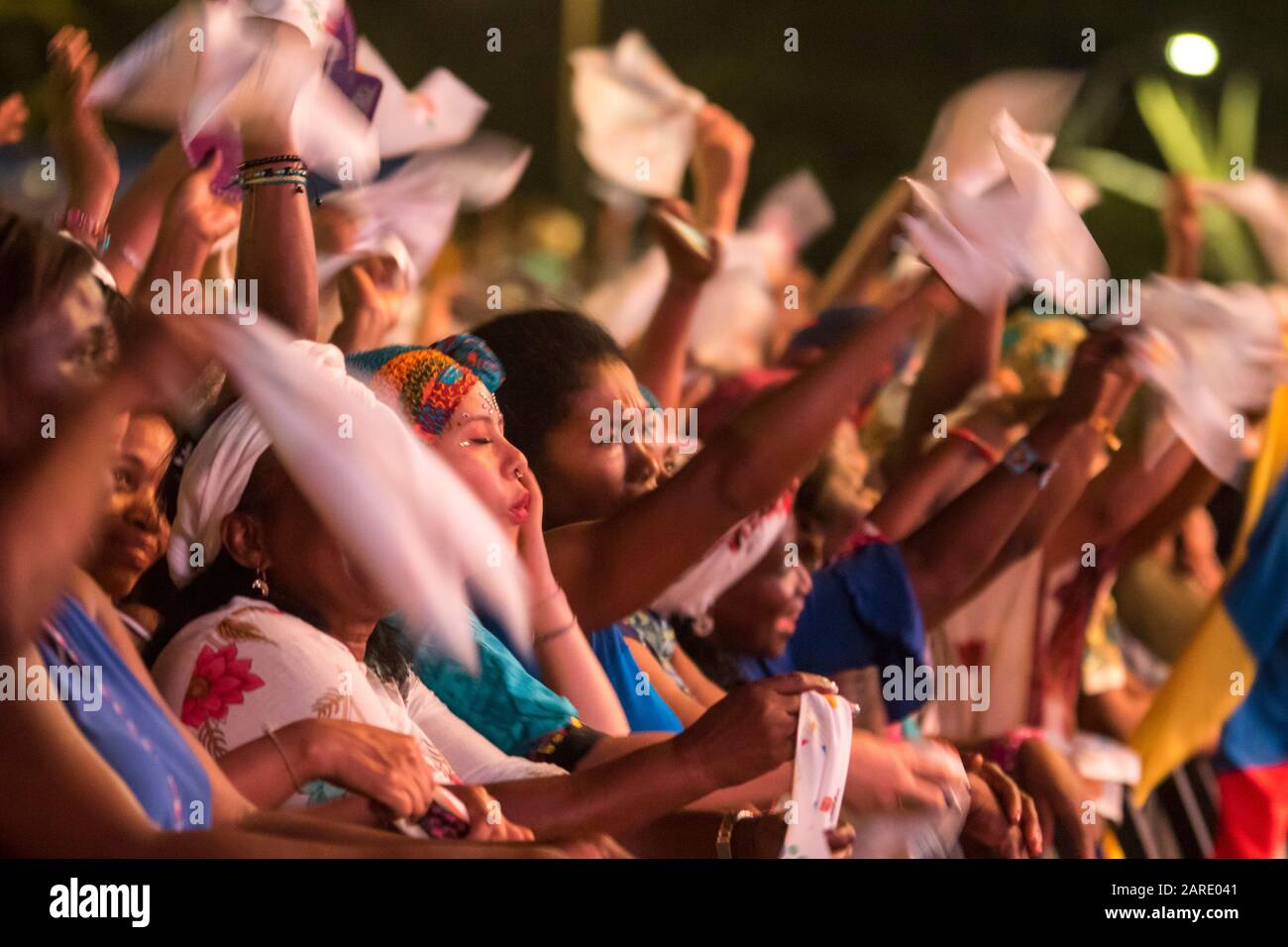 Popolo Afro-colombiano danza, canto e godere durante un concerto di musica tradizionale del Pacifico colombiano.Il Petronio Alvarez Festival isl d Foto Stock