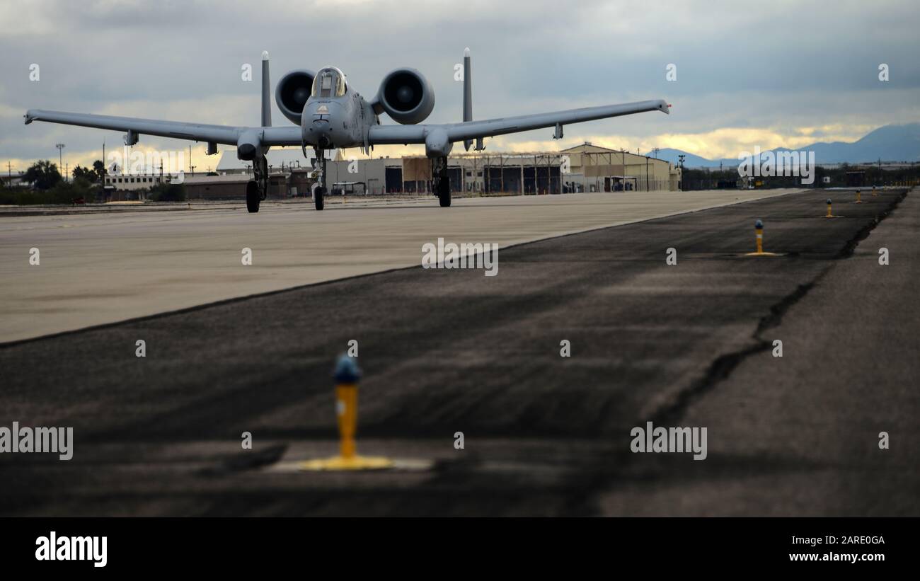 Una US Air Force A-10 Thunderbolt II, assegnata al team dimostrativo Thunderbolt II DI A-10C, punta in taxi lungo la linea di volo alla base aeronautica di Davis-Monthan, Arizona, 22 gennaio 2020. Il Demo Team A-10 è uno dei quattro team dimostrativi a nave singola in Air Combat Command. (STATI UNITI Foto dell'aeronautica di Airman 1st Classe Jacob T. Stephens) Foto Stock