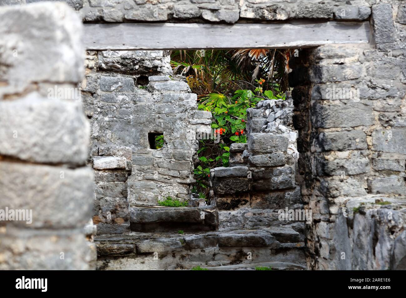 Un paio di colonne rotte custodire l'ingresso di una piccola tuina quadrata a Tulum, Messico, sulla costa caraibica. Foto Stock