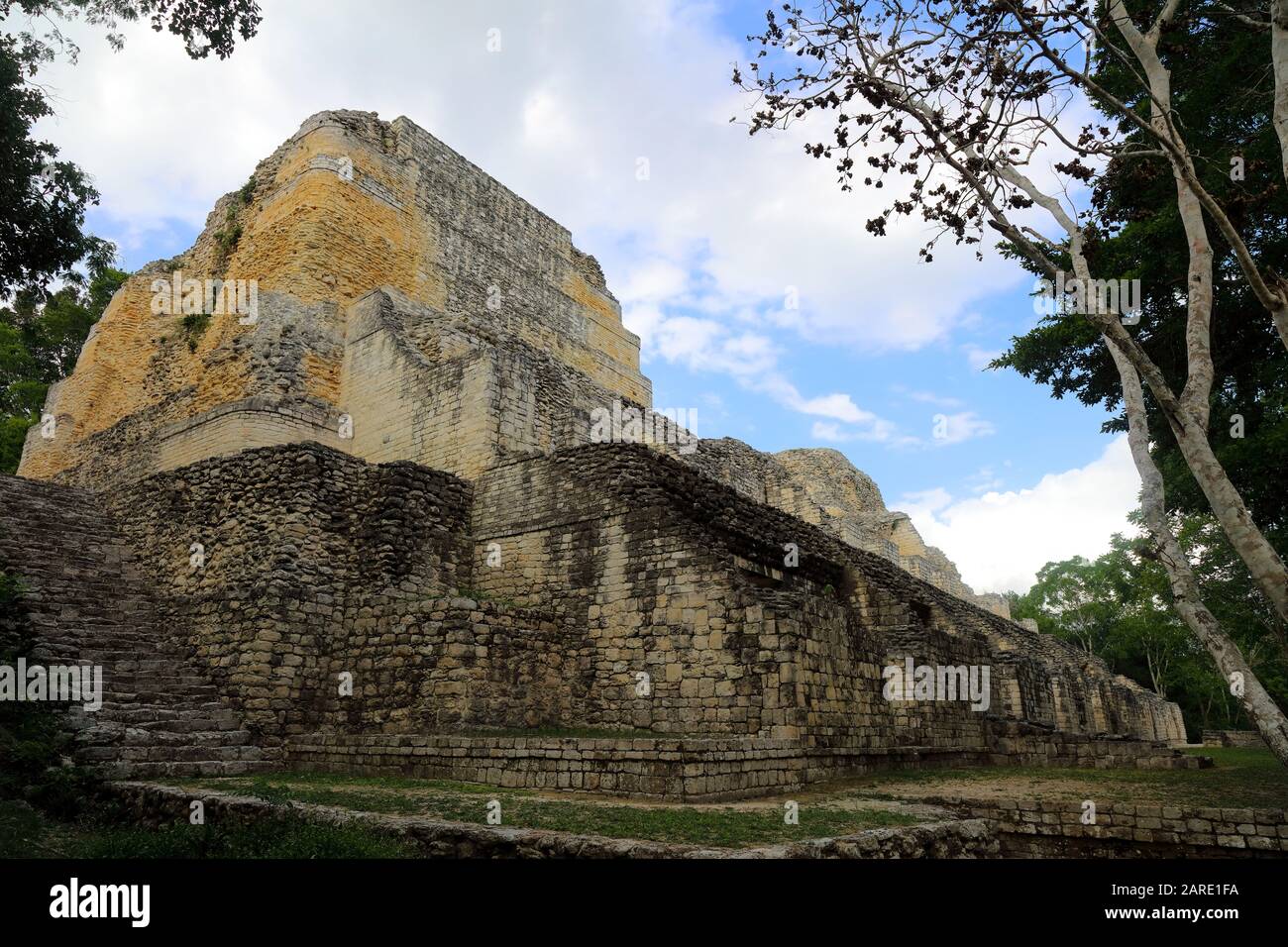 La Massiccia Struttura i dell'antica città maya di Becan dispone di diversi livelli di camere su una piazza terrazzata sotto un cielo azzurro pallido. Foto Stock