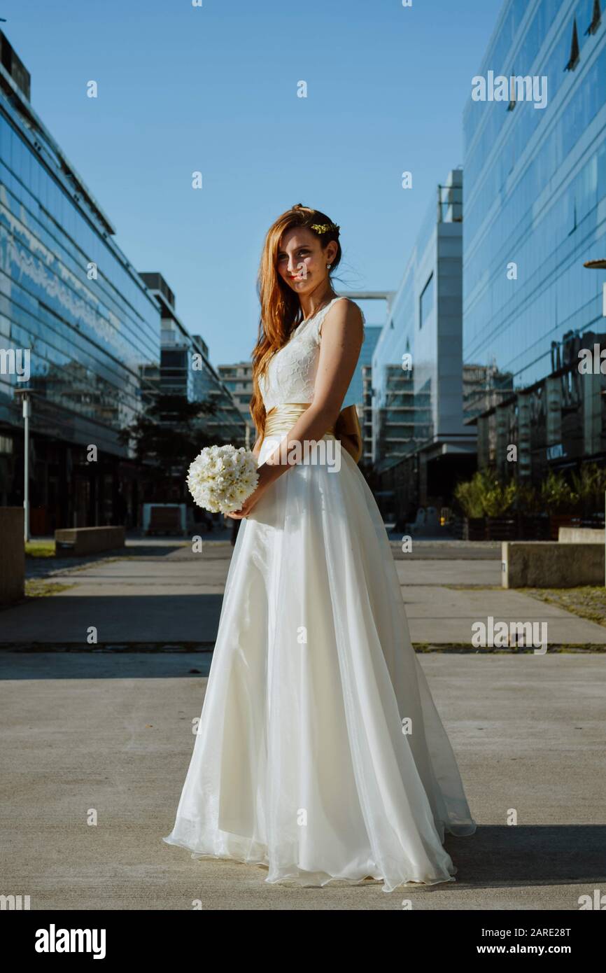 Foto tomada una día después de una tormenta. Un'orda di la boda. En el atardecer a las 18:09 Foto Stock