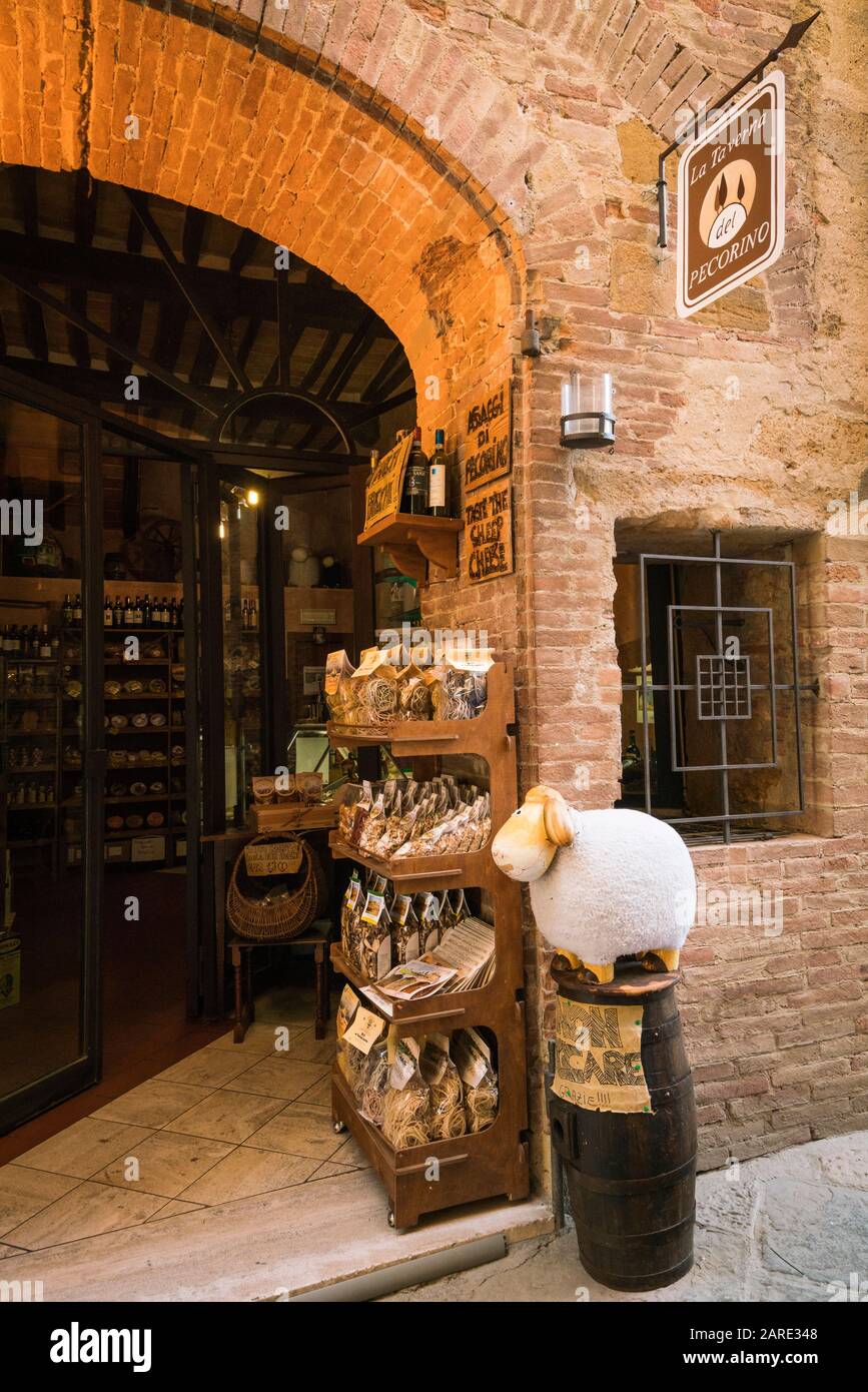 Pienza, Italia - Pecorino di pecora di età compresa tra 10-20 giorni in vendita in un negozio nel vlilage medievale di Pienza, Toscana Foto Stock