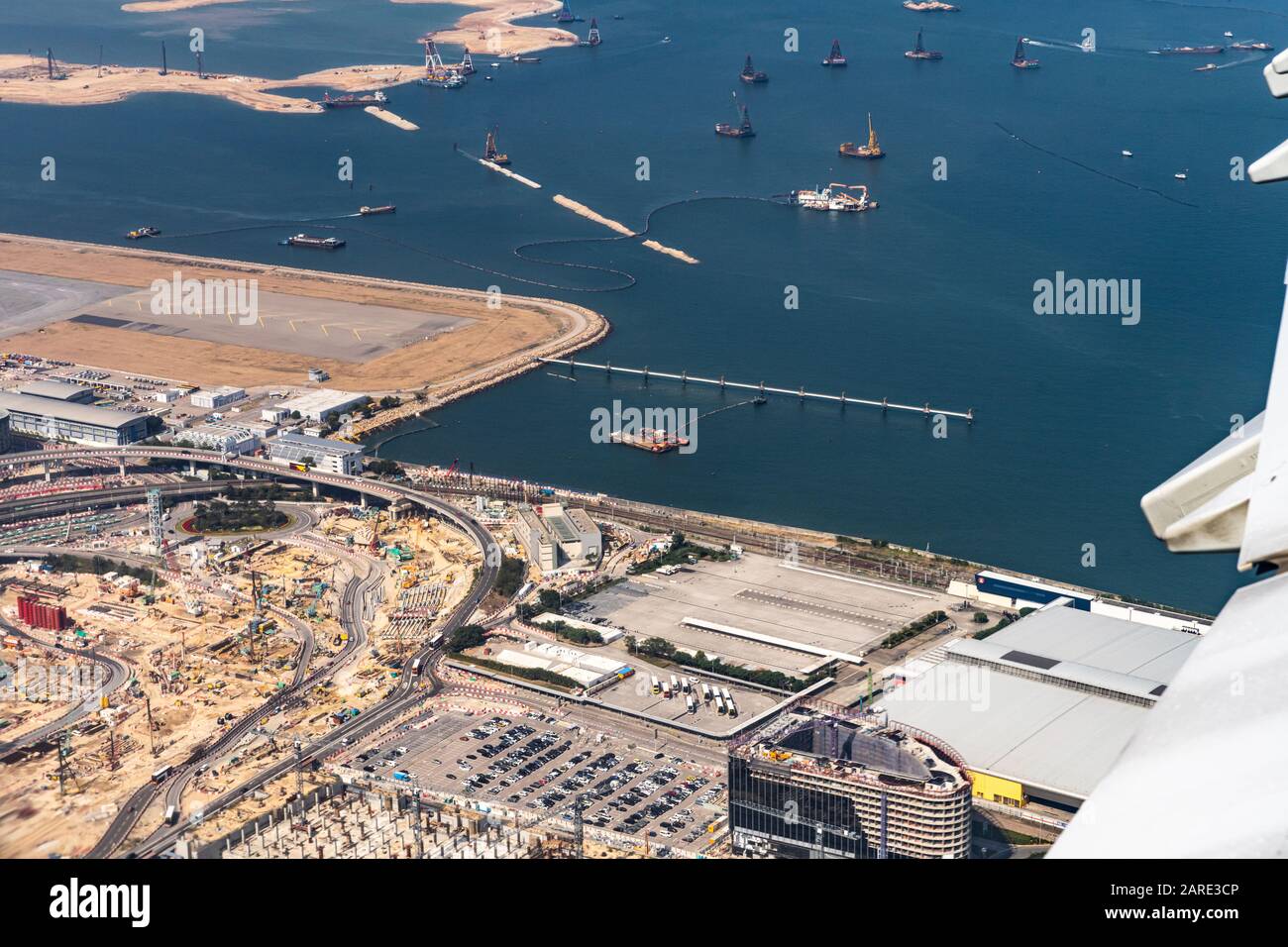 Lantau, Hong Kong - 16 novembre 2019 : Vista aerea dell'Aeroporto Internazionale di Hong Kong dall'aereo Foto Stock