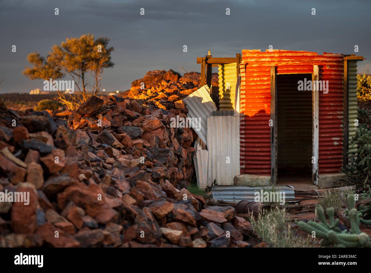 Edificio ondulato abbandonato su vecchie lavorazioni in oro, Mt Magnet Western Australia Foto Stock