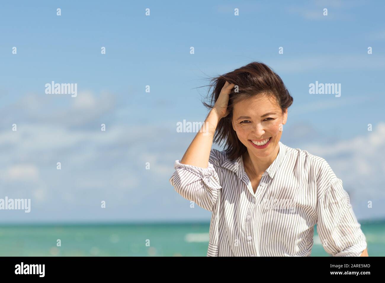 Ritratto di un felice donna asiatica sorridente. Foto Stock