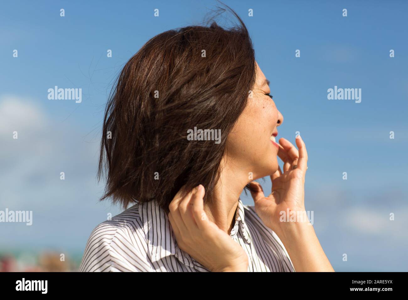 Ritratto di un felice donna asiatica sorridente. Foto Stock