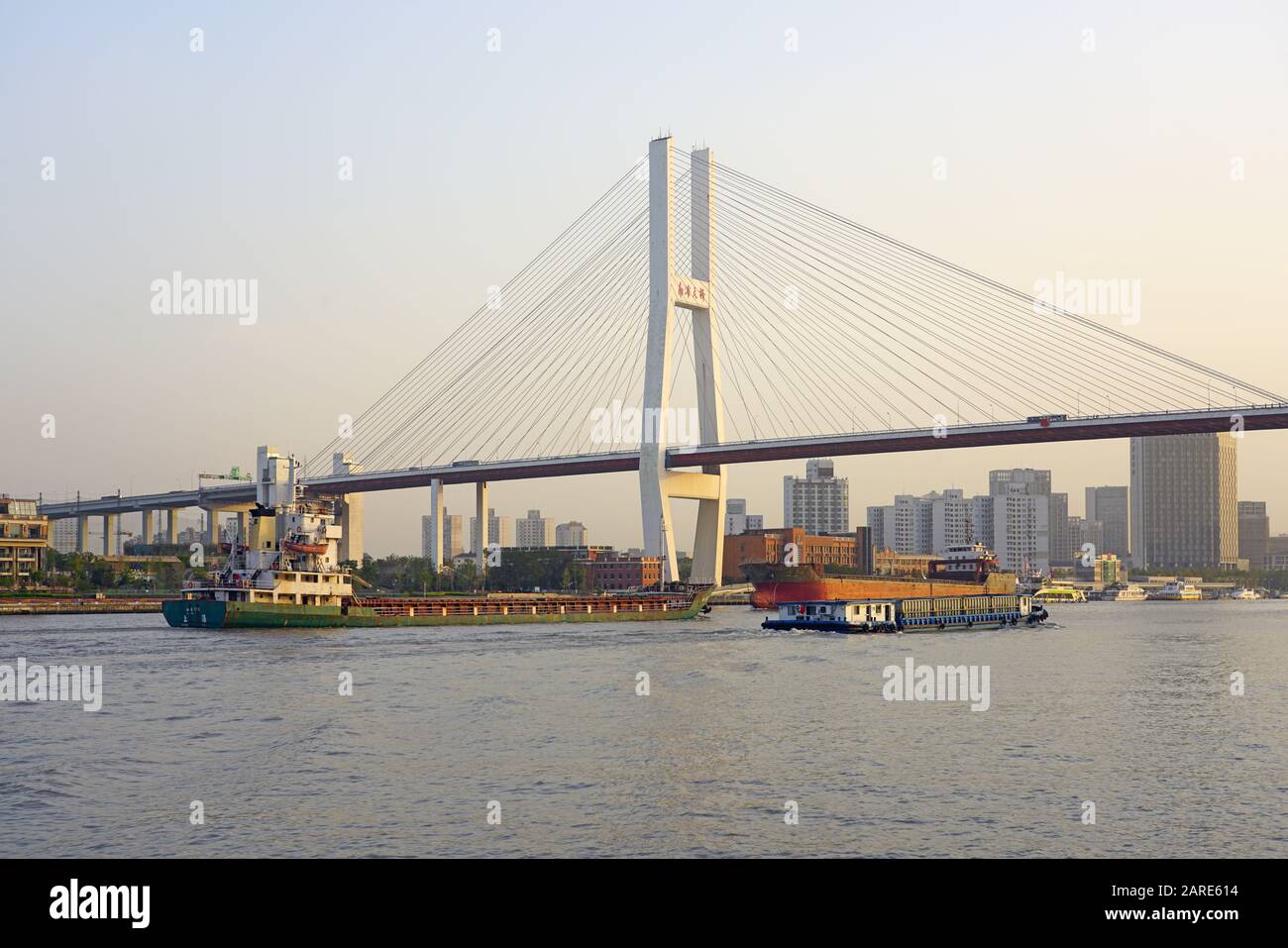 Shanghai, CINA -30 OTT 2019 - una vista di un giorno di paesaggio del Ponte Nanpu sul fiume Huangpu a Shanghai, Cina. Shanghai è la più grande città cinese Foto Stock