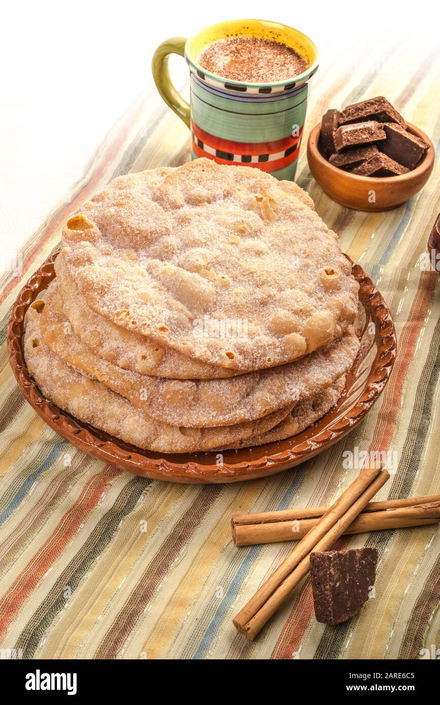 buñuelos, piatto messicano fatto di pasta di farina che è fritto e aggiungere lo zucchero in cima. Foto Stock