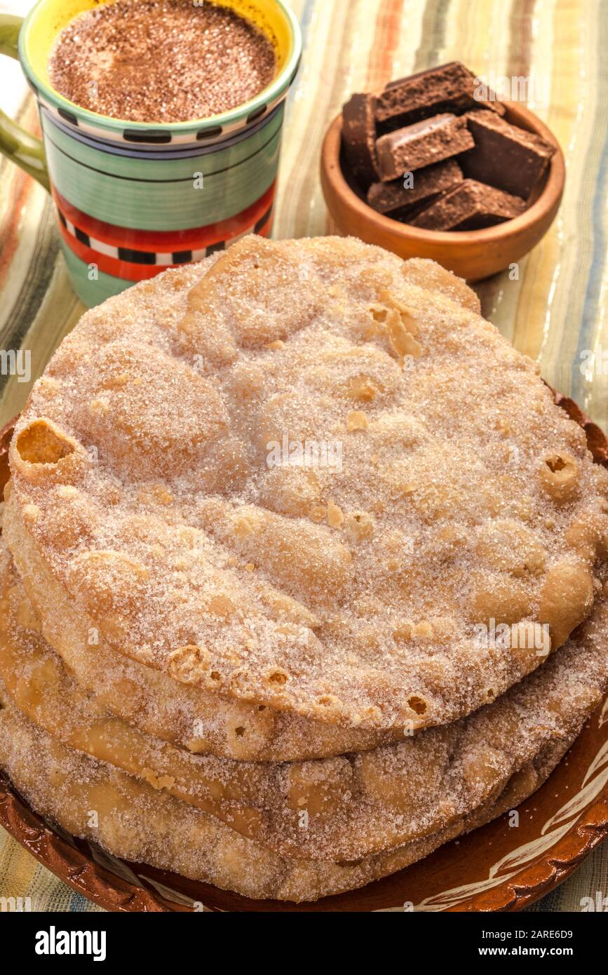buñuelos, piatto messicano fatto di pasta di farina che è fritto e aggiungere lo zucchero in cima. Foto Stock