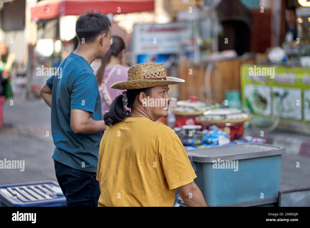 Uomo con pettinatura Ponytail Foto Stock