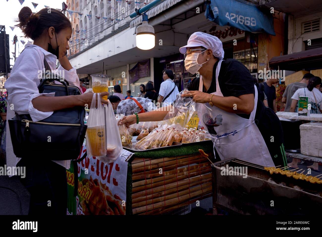 Thailandia street fornitore di cibo che serve il cliente Foto Stock