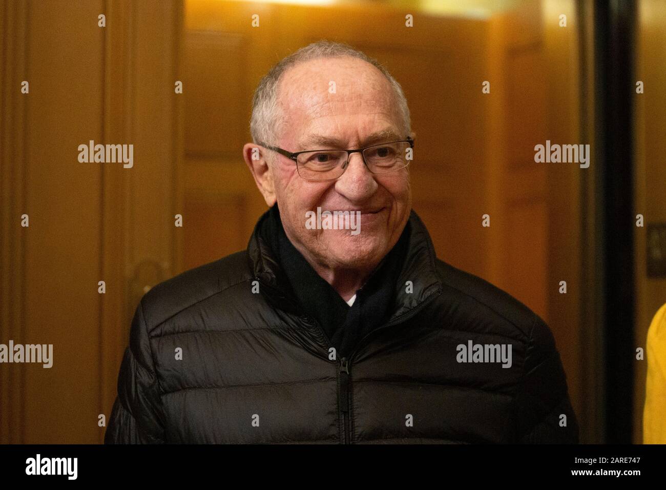 Washington, DC, USA. 27th Gen 2020. Il procuratore della difesa Alan Dershowitz parte dal governo degli Stati Uniti dopo aver rilasciato dichiarazioni di apertura nel processo di impeachment del presidente degli Stati Uniti Donald J. Trump a Washington, DC, Stati Uniti, lunedì 27 gennaio 2020. Credito: Stefani Reynolds/CNP | utilizzo credito mondiale: DPA/Alamy Live News Foto Stock