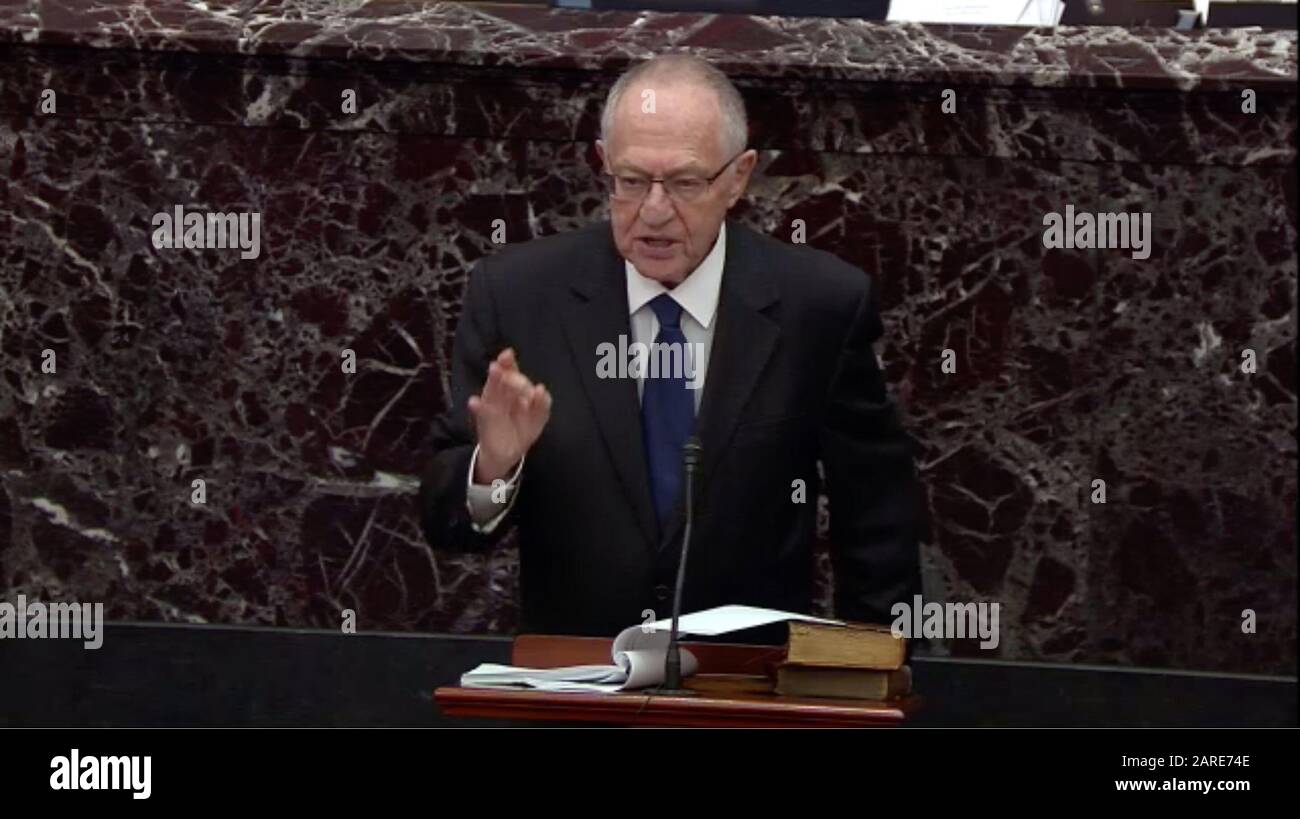 Washington, Stati Uniti D'America. 27th Gen 2020. In questa immagine della televisione del Senato degli Stati Uniti, Alan Dershowitz, consiglia al presidente, fa la sua presentazione durante il processo di impeachment del presidente degli Stati Uniti Donald J. Trump al Senato degli Stati Uniti nel Campidoglio a Washington, DC lunedì 27 gennaio 2020.Mandatory Credit: US Senate Television via CNP | utilizzo credito mondiale: DPA/Alamy Live News Foto Stock