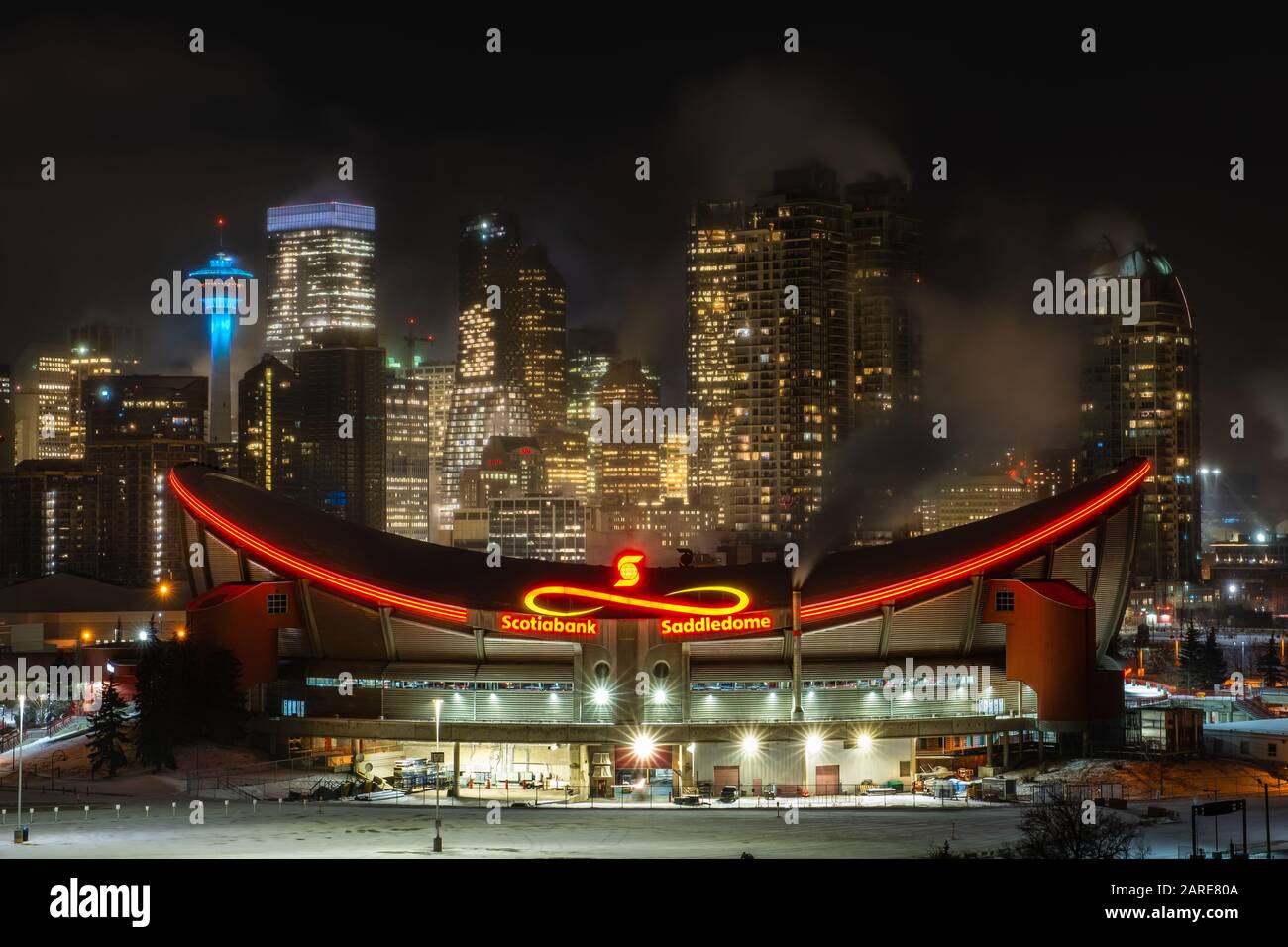 La città di Calgary sotto una coperta di una notte invernale molto fredda, Calgary, Alberta, Canada. Foto Stock