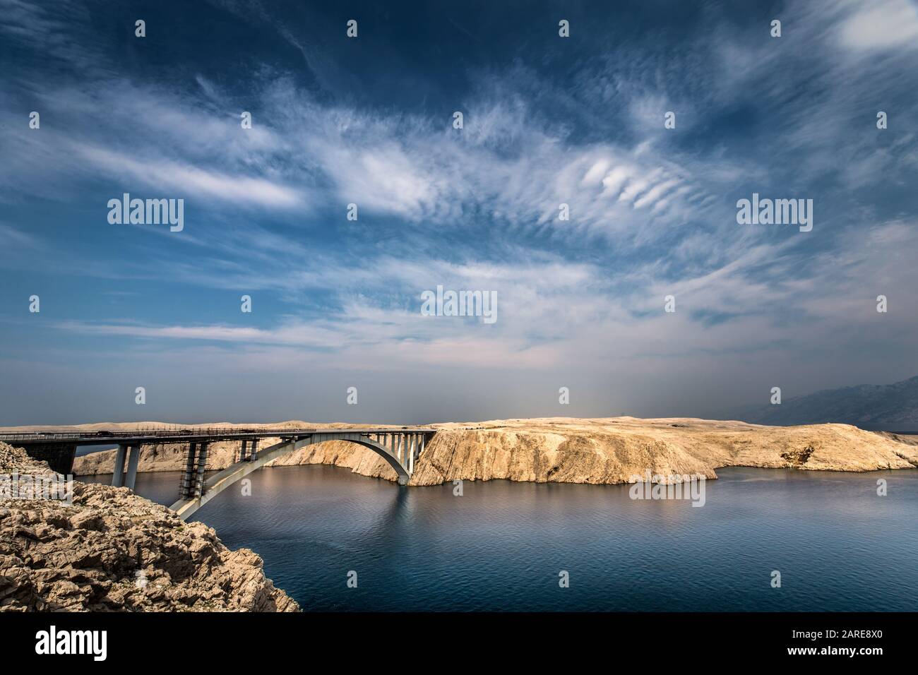Bellissimo scatto del Ponte di Pag in Rtina Croazia sotto un cielo blu nuvoloso Foto Stock
