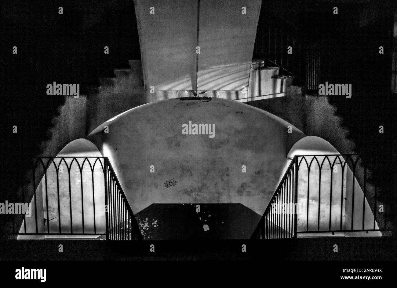 Immagine in scala di grigi di una scala vuota Foto Stock