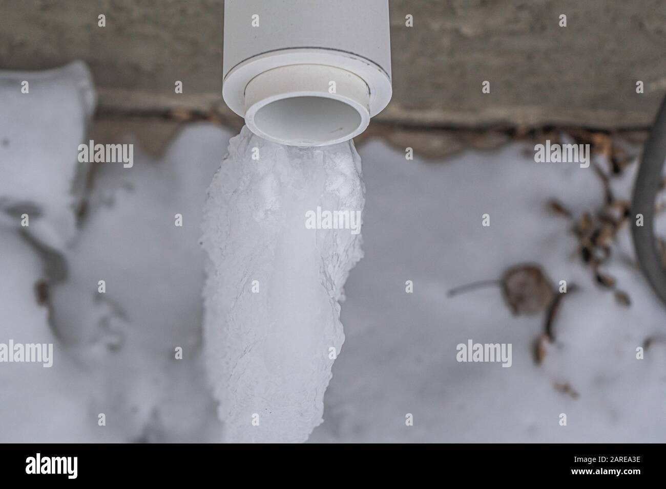 Forno sfogo di scarico con Icicle dal gocciolamento di acqua Foto Stock
