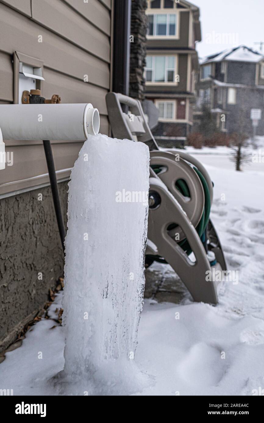 Forno sfogo di scarico con Icicle dal gocciolamento di acqua Foto Stock