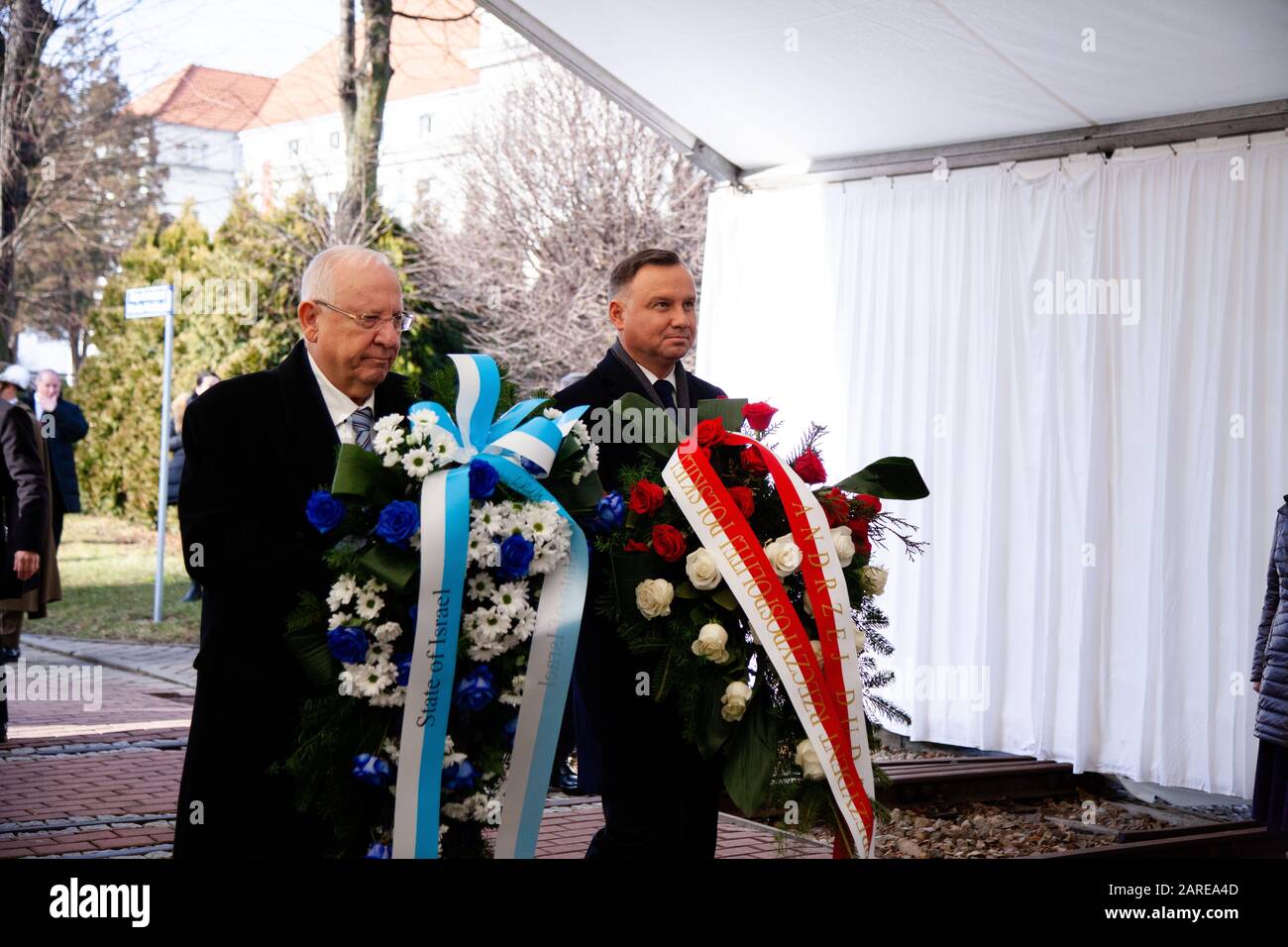 Oswiecim, Polonia. 27th Gen 2020. Il presidente della Repubblica di Polonia Andrzej Duda e il presidente di Israele Reuwen Riwlin posero fiori al Monumento del capitano Witold Pilecki durante il 75th anniversario della liberazione di KL Auschwitz-Birkenau. Credit: Sopa Images Limited/Alamy Live News Foto Stock