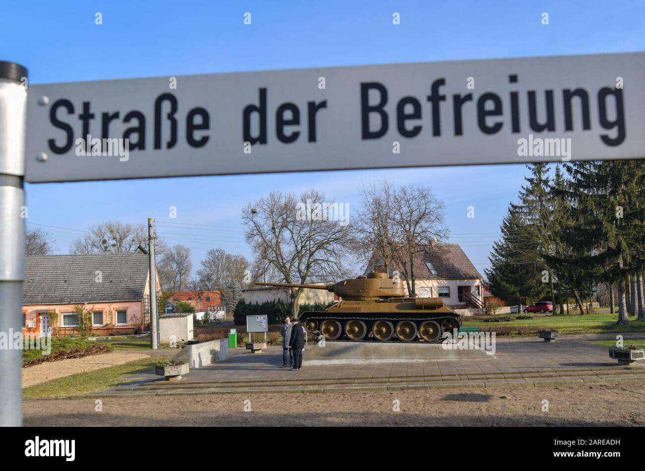 27 gennaio 2020, Brandeburgo, Kienitz: Il monumento di un carro armato russo di tipo T34 può essere visto al villaggio verde sulla strada della liberazione. Il carro armato che si erge su un piedistallo ricorda la prima testa di ponte dell'Armata Rossa sulla riva occidentale dell'Oder. Il 31 gennaio 1945 attraversò il fiume congelato dalla Polonia. Il carro armato era in servizio dell'esercito Popolare del GDR (NVA) fino al 1970. 75 anni dopo gli eventi storici, la commemorazione centrale del quartiere di Märkisch-Oderland si terrà in questo luogo il Venerdì (31.1./11.00). Foto: Patrick Pleul/dpa-Zentralbild/dpa Foto Stock